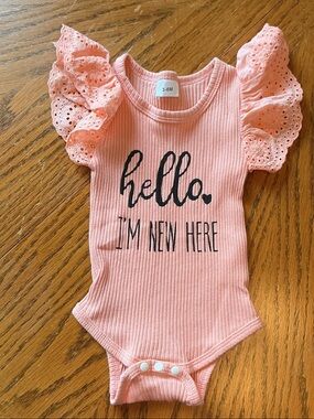 “Hello, I'm New Here” Peach Ribbed Baby One-Piece with Lace Sleeves
